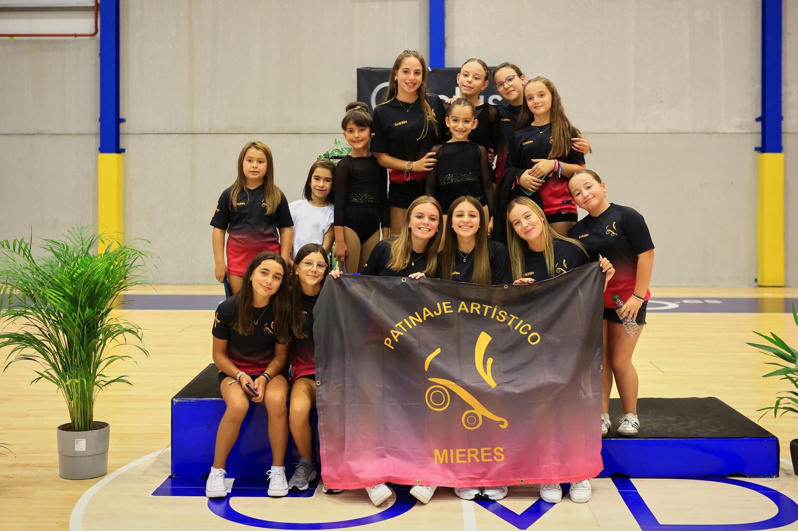 Patinadoras del club celebrando logros en el podio