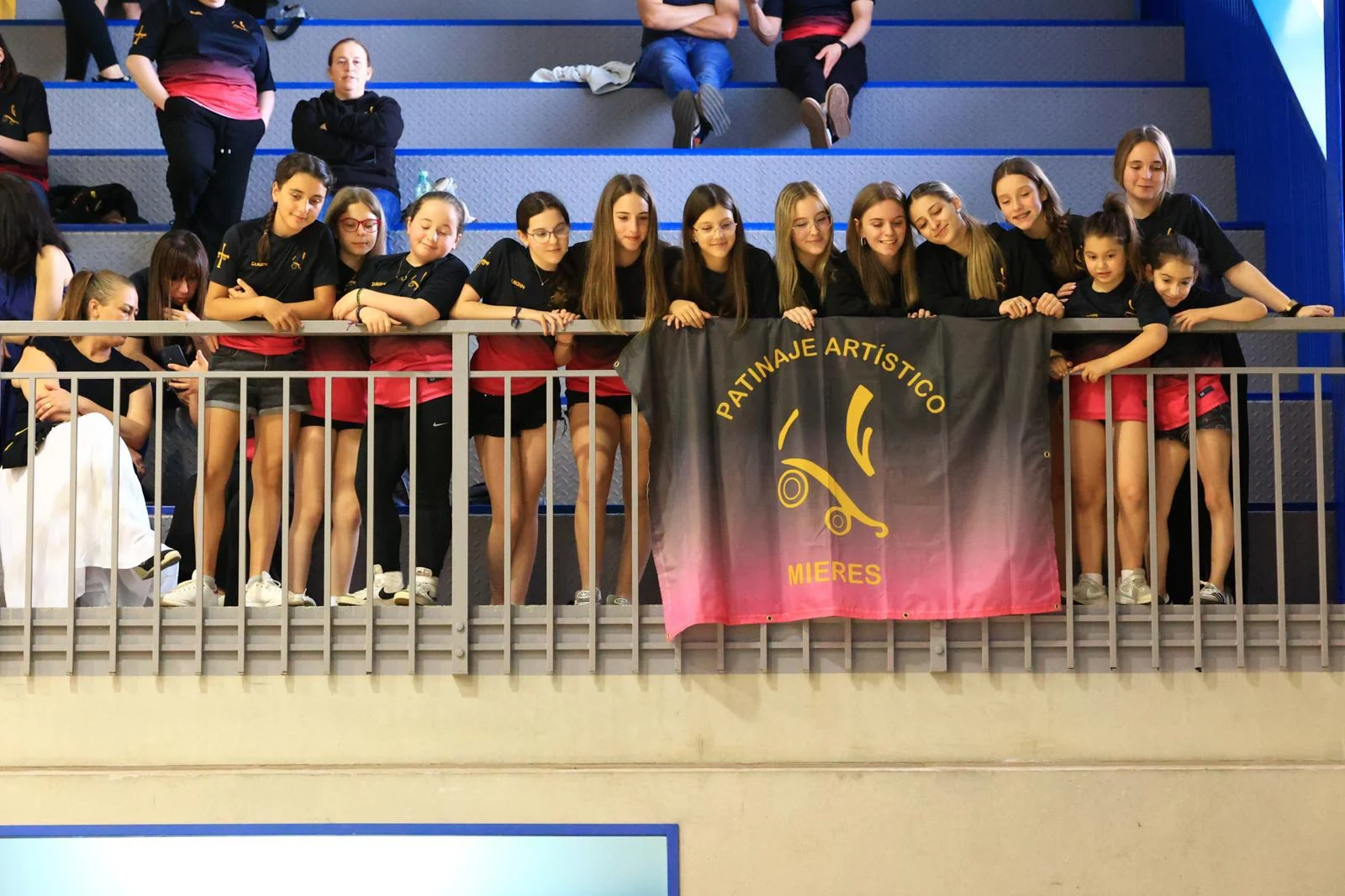 Equipo en gradas y competición